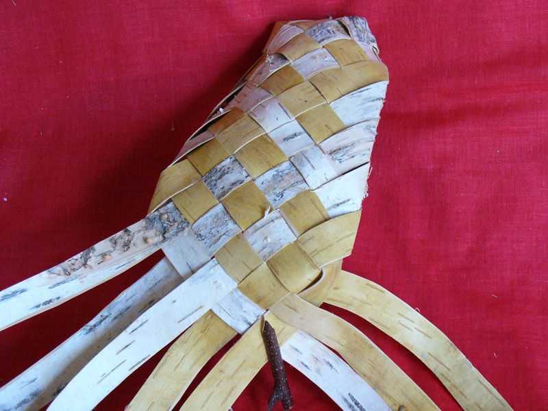 Мастер-класс плетения из резинок научит как сделать своими руками из резинок обувь для кукол – тапочки.
