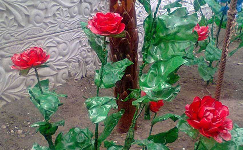 Мастер – классы по изготовлению розы из пластиковой бутылки с пошаговой инструкцией представлены в следующем материале