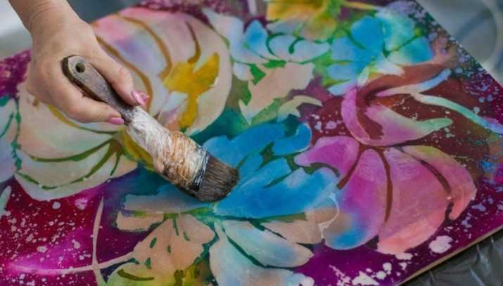 Технология росписи по ткани с использованием горячего воска позволяет получать красочные и многослойные рисунки, которые вы сможете создать самостоятельно, прочитав эту статью