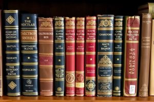 Антикварная книга в подарок: как выбрать и не ошибиться