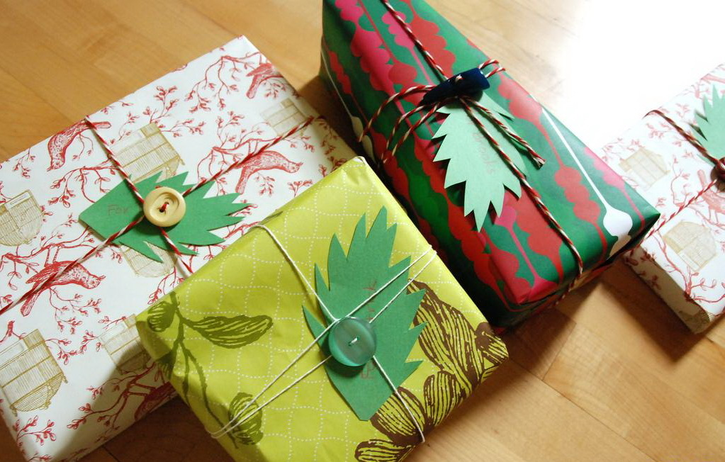 Как упаковать коробку в подарочную бумагу – все для людей