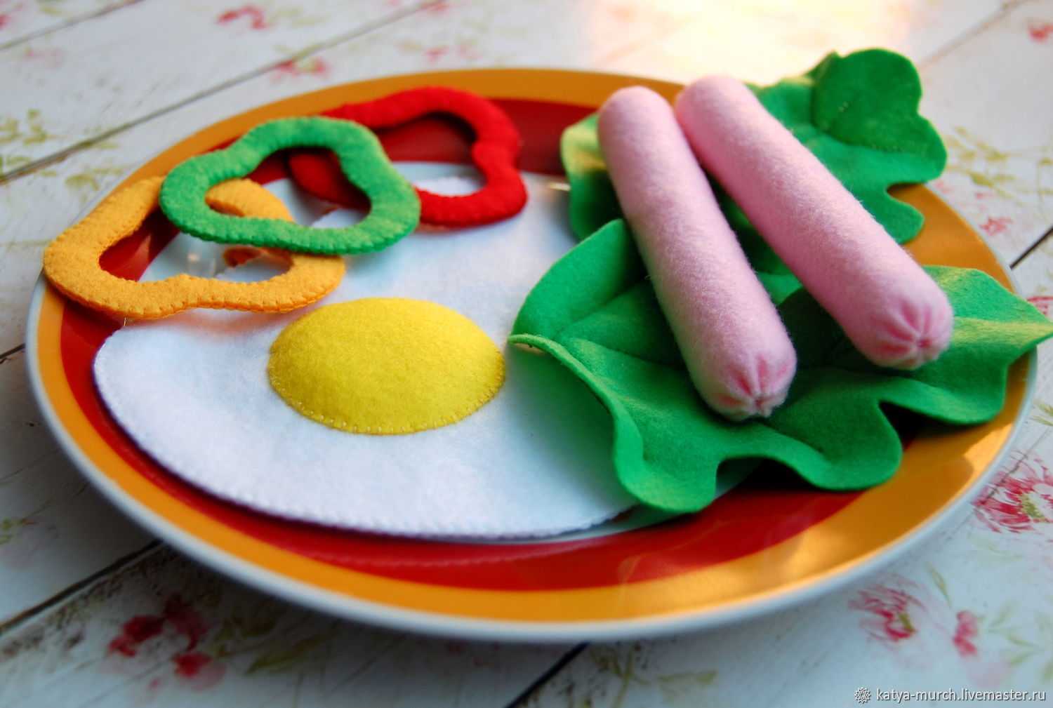 В статье приводится пошаговый мастер класс по изготовлению игрушечной еды своими руками из соленого теста и фетра