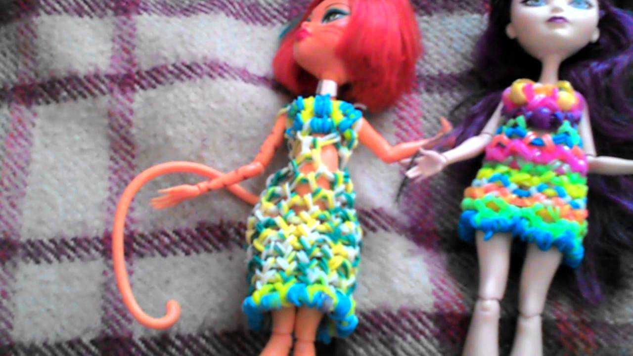 Мастер-класс описывает плетение из резинок на крючке, в результате которого получается сумка для куклы.