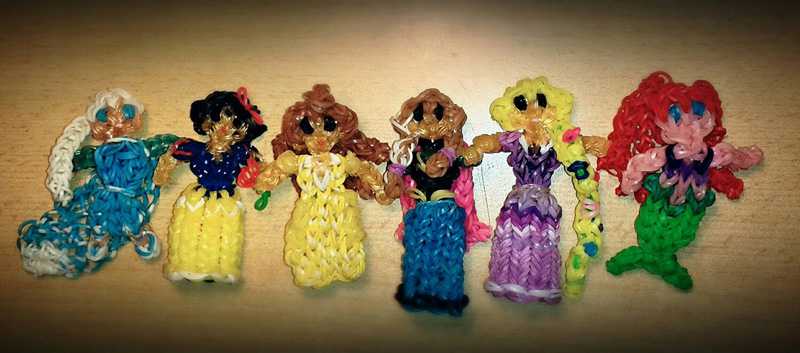 Плетение из резинок на рогатке для начинающих: как плести браслеты и фигурки из резинок, одежду для кукол и брелки с помощью рогатки