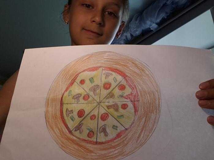 Простой рисунок пиццы для детей можно сделать с помощью гуаши, которая позволяет сделать готовый рисунок более сочным и насыщенным Акварельные краски отличаются возможность подчеркнуть текстуру бумаги и создать едва заметные штрихи Для того, чтобы изобраз