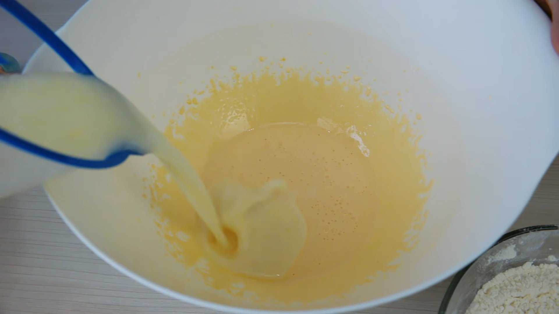 Крем молоко желток. Масляные смеси в кулинарии. Шифоновый бисквит рецепт с кипятком и крахмалом рецепт с фото.