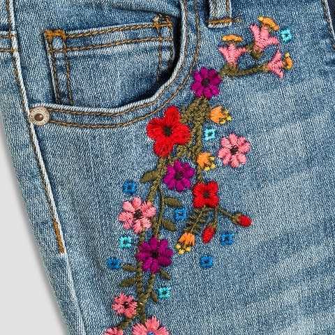 Вышивка на джинсах ? как вышить джинсы гладью или крестиком, как сделать на дырке узор сердечко или снежинку иголкой и нитками мулине, как вышивать бисером цветы на ткани джинс