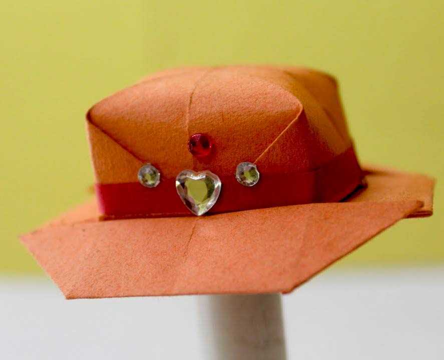 В этой статье приведен мастер класс для начинающих по изготовлению шляпы ковбоя своими руками из бумаги и картона и из ткани