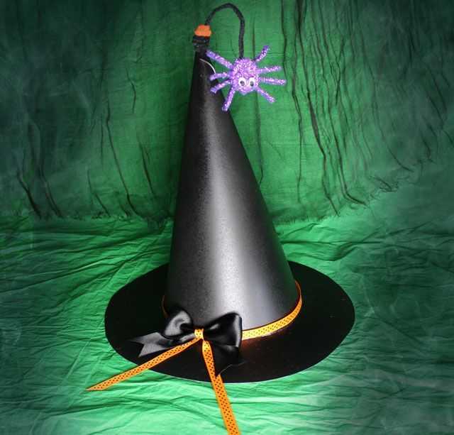 В этой статье приведен пошаговый мастер класс по изготовлению элемента карнавального костюма на хэллоуин – шляпы ведьмы из бумаги, фетра или ткани