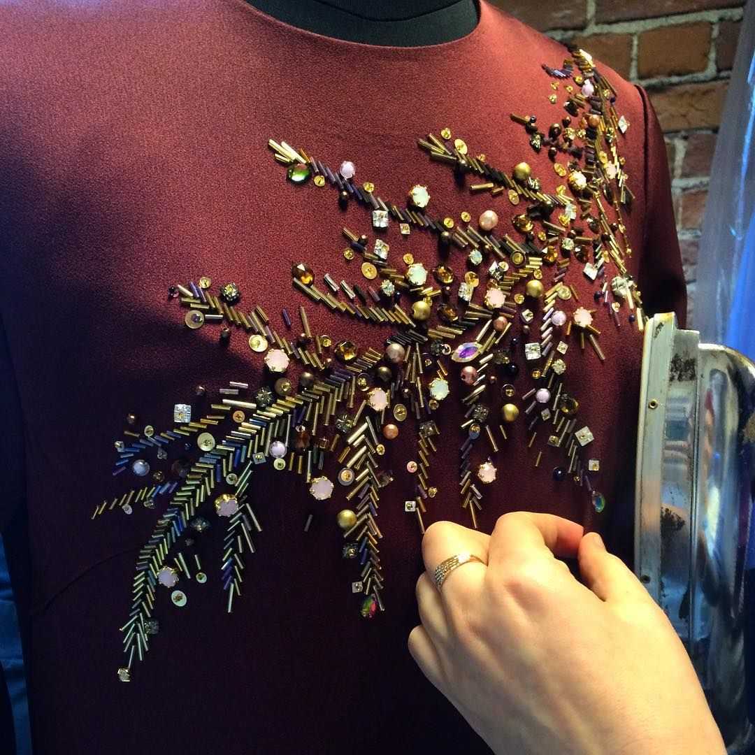 Вышивка узоров на одежде бисером: приёмы шитья, орнаменты для платья, виды швов и узоров