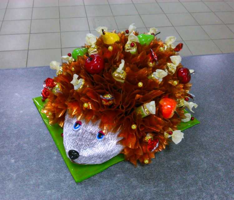 Поделки из конфет (120 фото) - пошаговые мастер-классы изготовления поделок для подарков