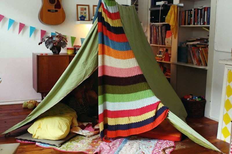 Как сделать палатку своими руками в домашних условиях из одеял. как сделать шалаш дома из одеяла и подушки?