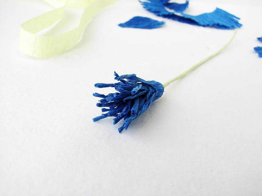 Как сделать букет цветов из гофрированной бумаги. ростовые цветы из гофрированной бумаги своими руками: фото, техника выполнения, пошаговая инструкция