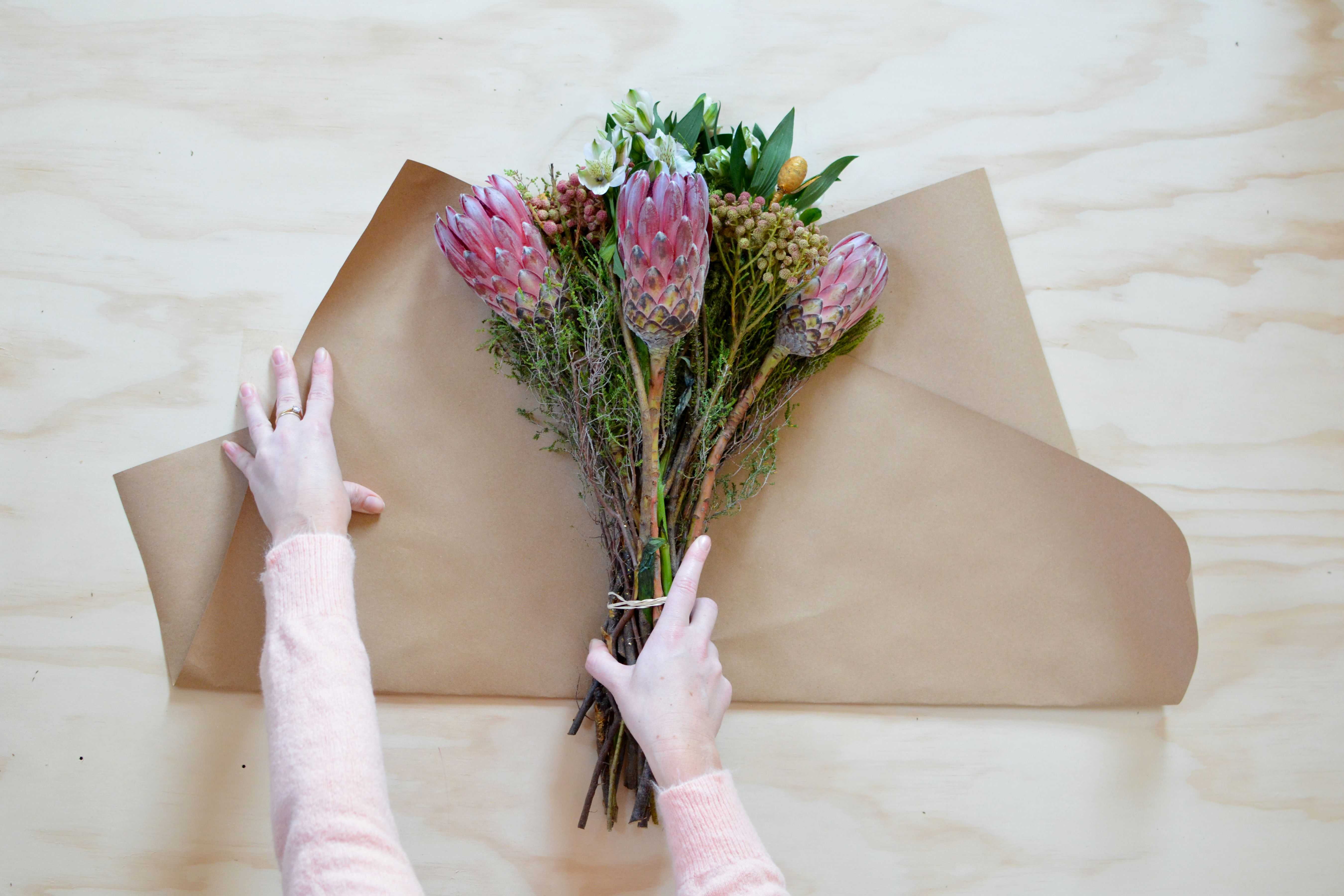 Как упаковать в пленку букет цветов
