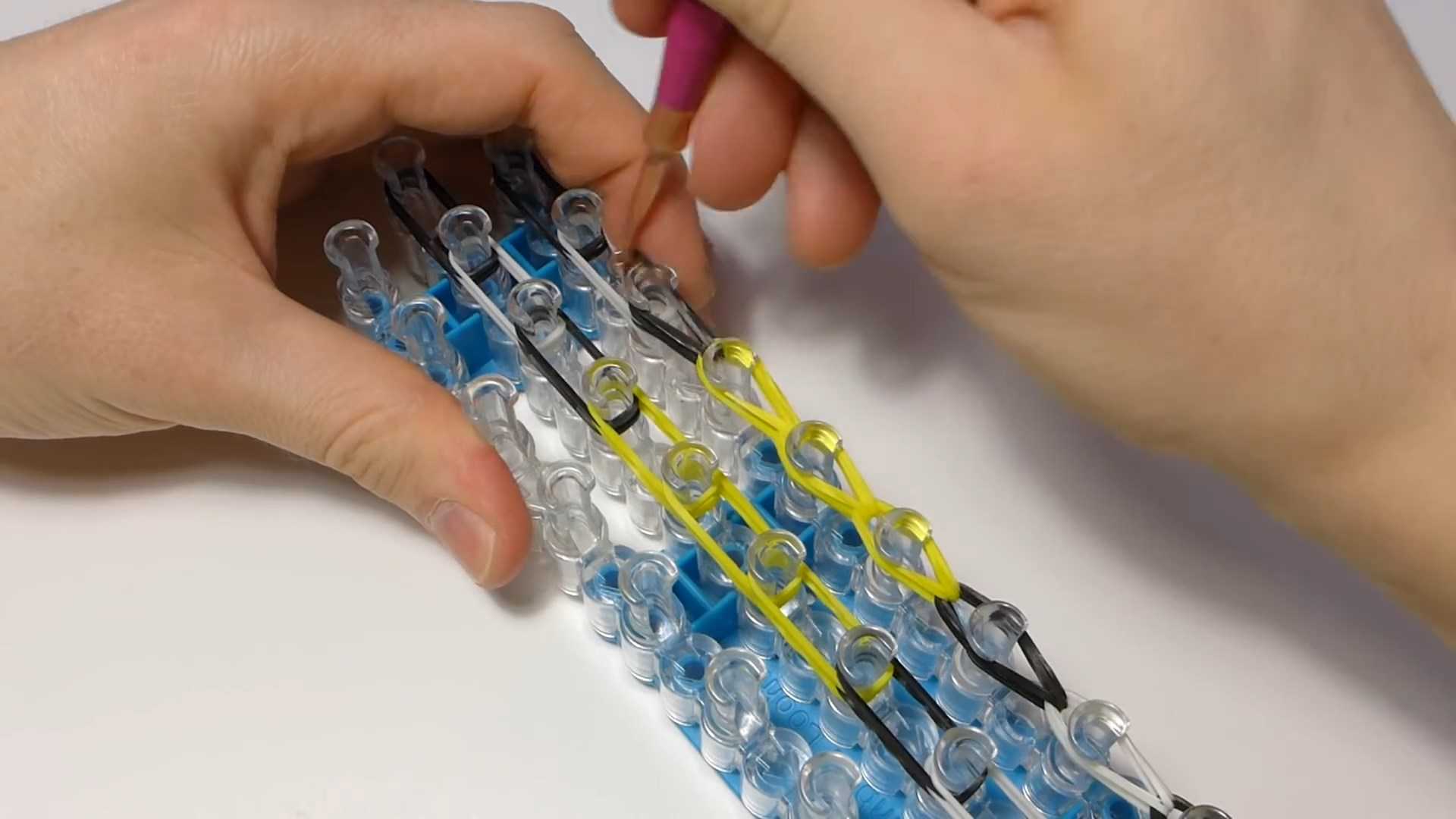 Плетение из резинок для начинающих (108 фото): идеи плетения фигурок на рогатке, станке, крючке, пальцах
