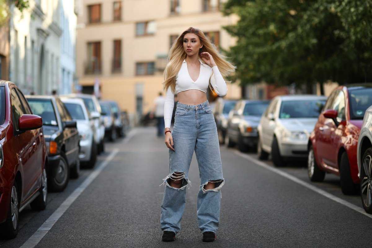 Женские джинсы бойфренды 2021: фото модных образов
