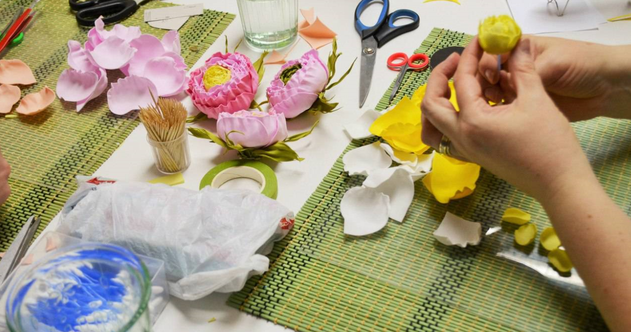 Цветы из фоамирана: мастер класс, фото. как сделать цветы из фоамирана своими руками: схемы, шаблоны, выкройки. топиарий из фоамирана и композиции: идеи, фото