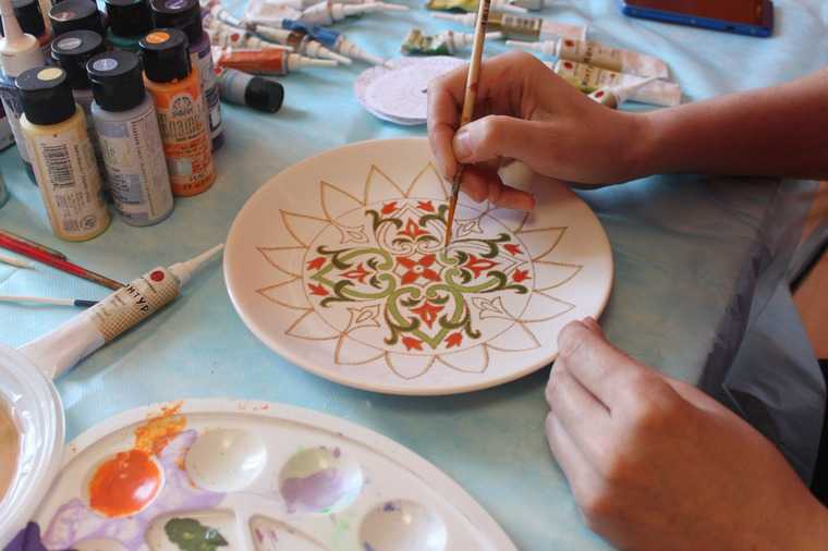 Как рисовать акриловыми красками по керамике: техника росписи и мастер класс для начинающих