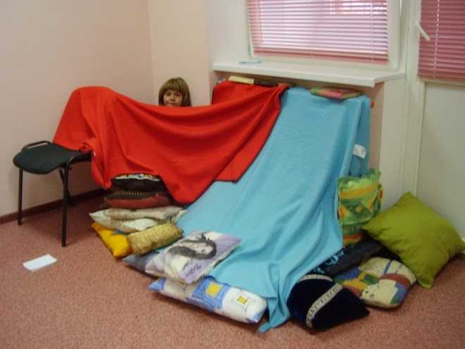 Как построить шалаш на диване. домики из стульев и одеял