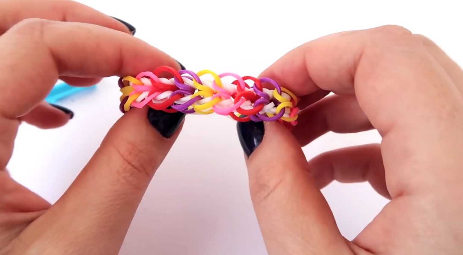 Что можно сплести из резинок: новые техники плетения в фото и видеоинструкциях. схемы плетения браслетов из резинок