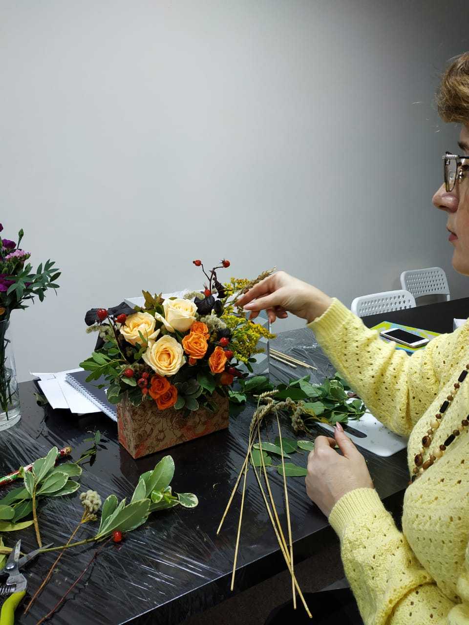 Мастер-класс по бумагопластике для начинающих на примере создания букета из весенних крокусов и розы для детского творчества