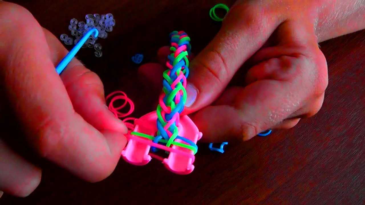 Схемы плетения браслетов из резинок на станке и без