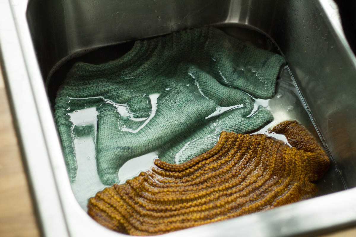 6 эффективных способов растянуть шерстяной свитер после усадки
