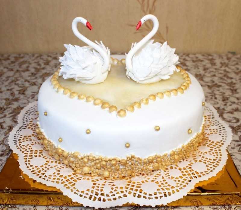 Лебедь из мастики получается прекрасным украшением торта, особенно для свадебного варианта Конечно, таких лебедей можно сделать и из полимерной глины или холодного фосфора, но кулинарный вариант –