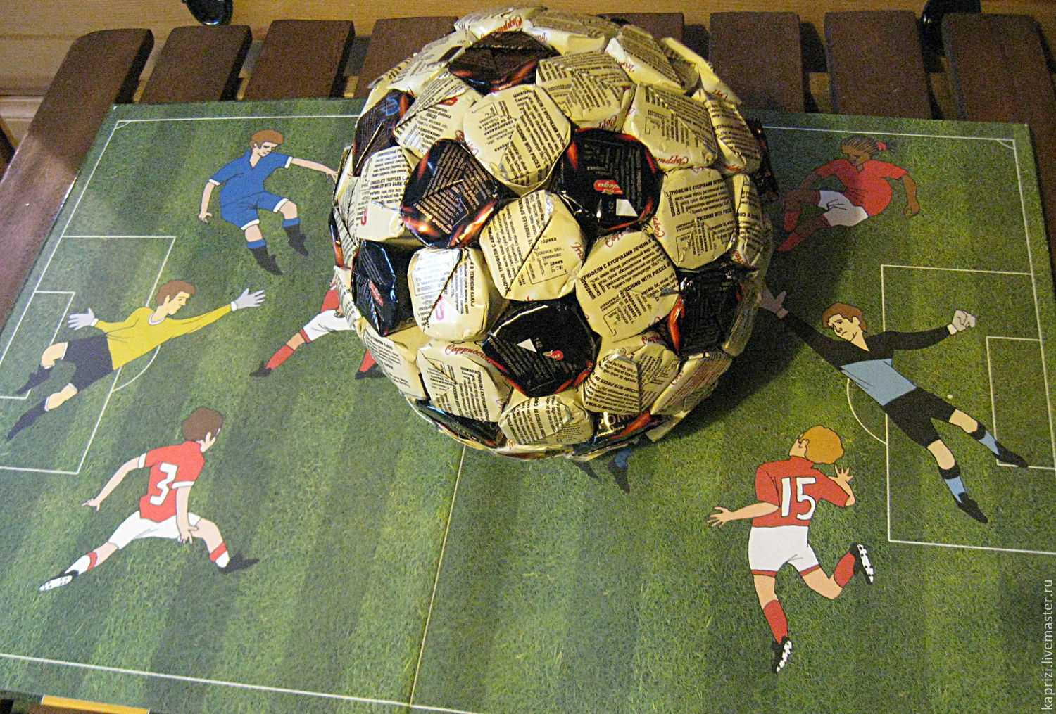 Футбольный мяч из конфет своими руками: мастер-класс с фото